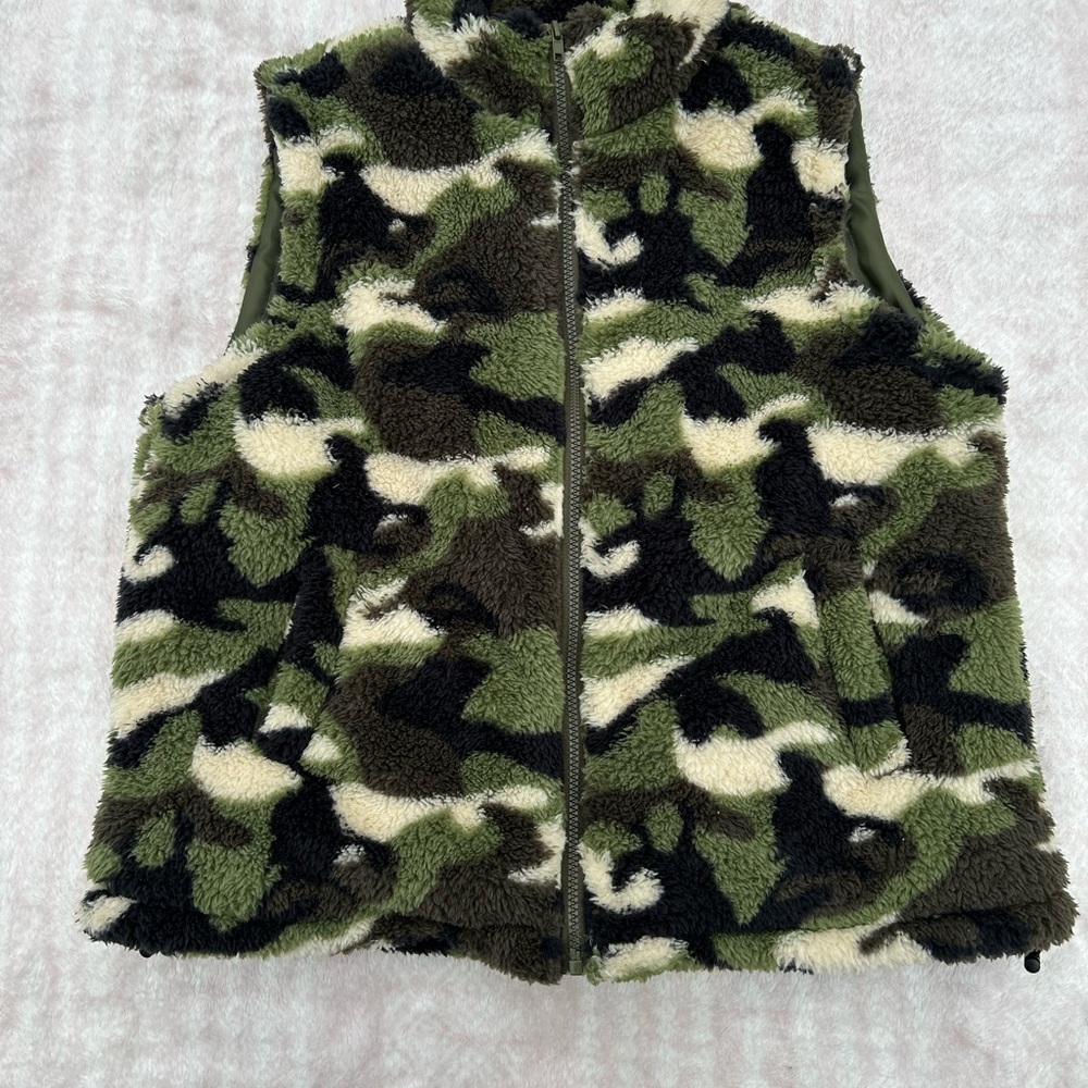 Women's Camo vest.